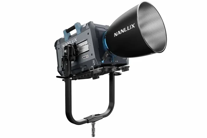 NANLUX Evoke 5000B LED Bi-color Spot Light mit Flight Case